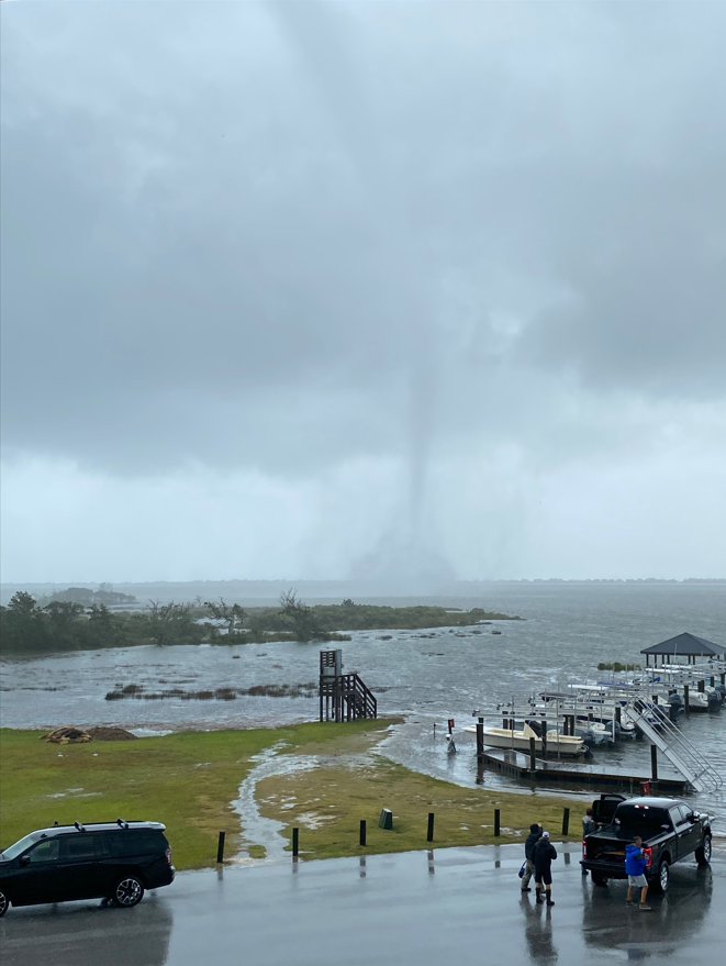 NWSMoreheadCity's tweet photo. This #waterspout was captured by one of our co workers just after 2 PM on Bogue Sound, near the Bogue Watch community. We continue to watch the radar closely for tornado potential through evening. Have multiple ways to receive warnings and be ready to seek shelter quickly. #ian https://t.co/TNCZrTmBGf