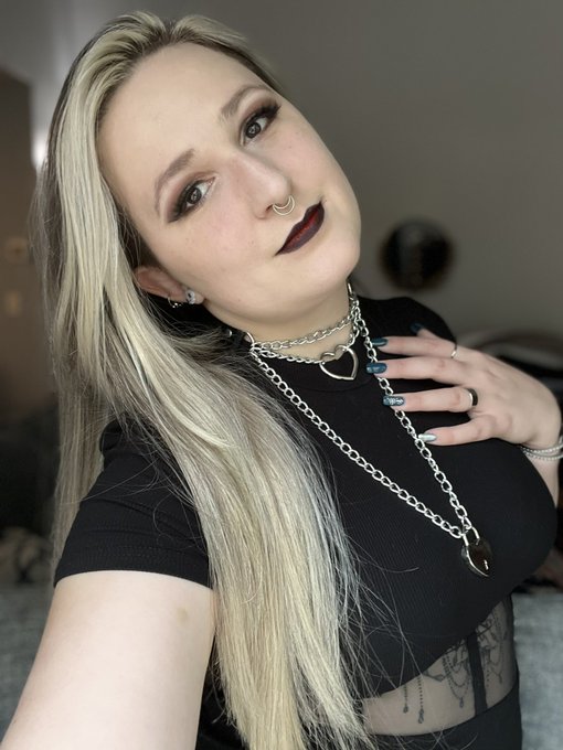 Went for a vampire look today. How did I do? 🧛🏻&zwj;♀️🖤 https://t.co/JSSvk4kJdW<a href="/tag/boudoir"class="tags"><span>#boudoir</span></a>