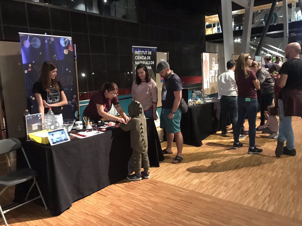 icmabCSIC's tweet photo. A la Fira de la Recerca podràs fer experiments per descobrir les propietats dels materials amb la Roberta Ceravola, l’Anna Crespi i la Judith Oró i #YouMaker 🧲🔌🔋@CosmoCaixa_CAT https://t.co/5fRhWA04TC