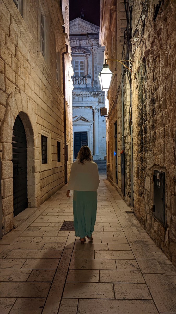 InTheLoopTravel's tweet photo. Dubrovnik at night with @CruisingColleen.
This is a magical place.
#EmeraldCruises #EmeraldEXPERIENCE https://t.co/EypAV27Pg3