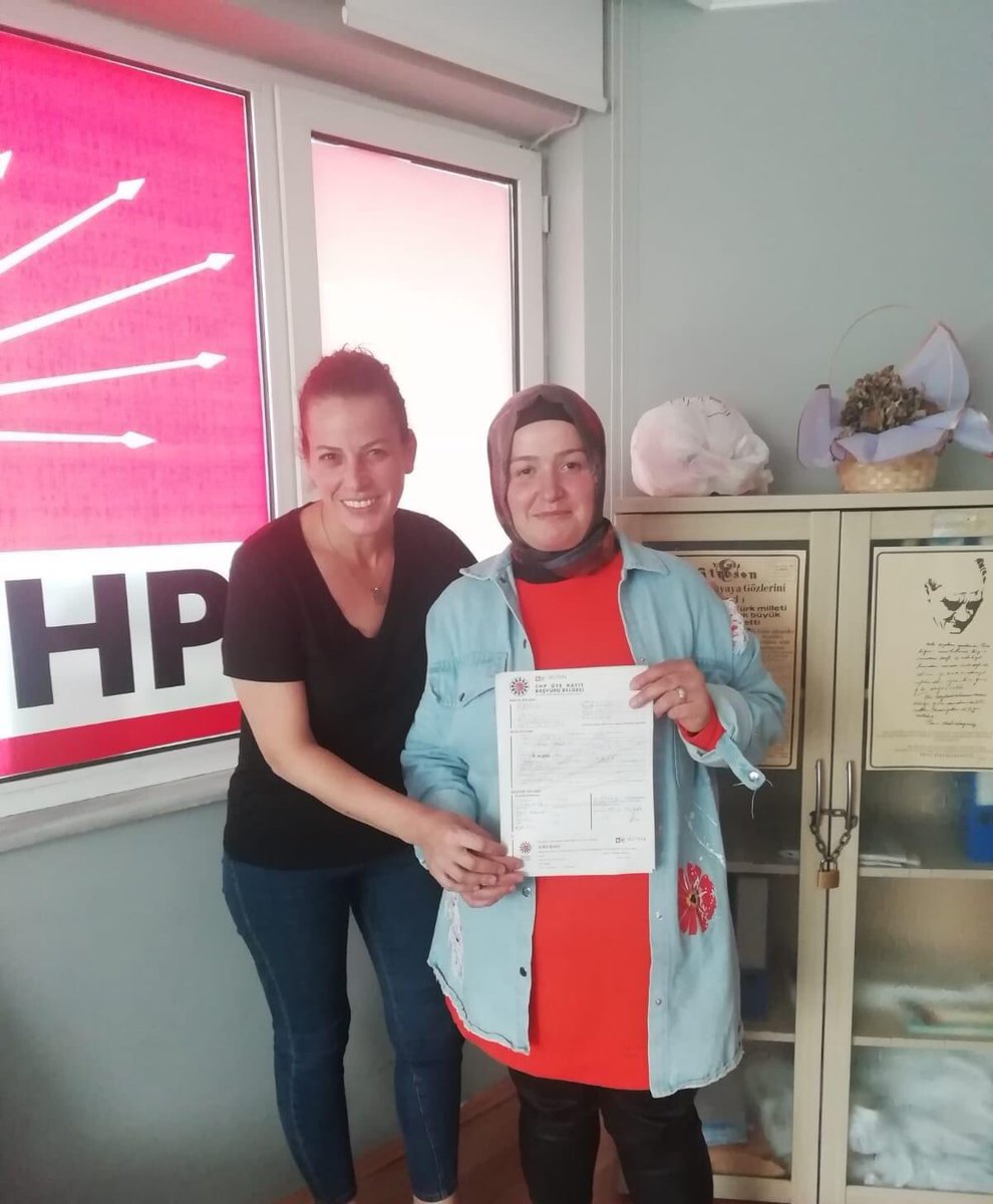Chppgiresunkk's tweet photo. Sevgili Aysun Hanım 'ın partimize üyeliği hayırlı olsun , bizler her geçen gün içimizde umudu büyüterek çoğalıyoruz.
#BizeKatılın  
#CHPGİRESUNİLKADINKOLLARI https://t.co/2UTIAUkb3P