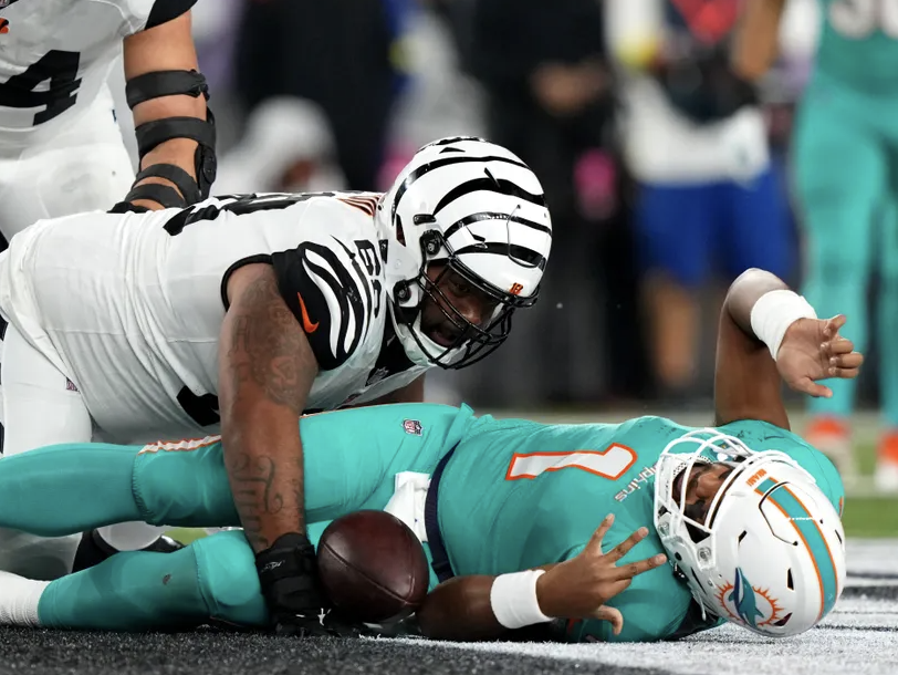 DerekMHansen's tweet photo. People are always complaining about the effects of artificial turf on ACL injuries vs grass.  Last season there were more ACL injuries on grass than turf. But what about head/helmet impacts on turf vs grass?  Is there less compliance when a helmet hits the turf vs grass? https://t.co/e8eGFTp9q1