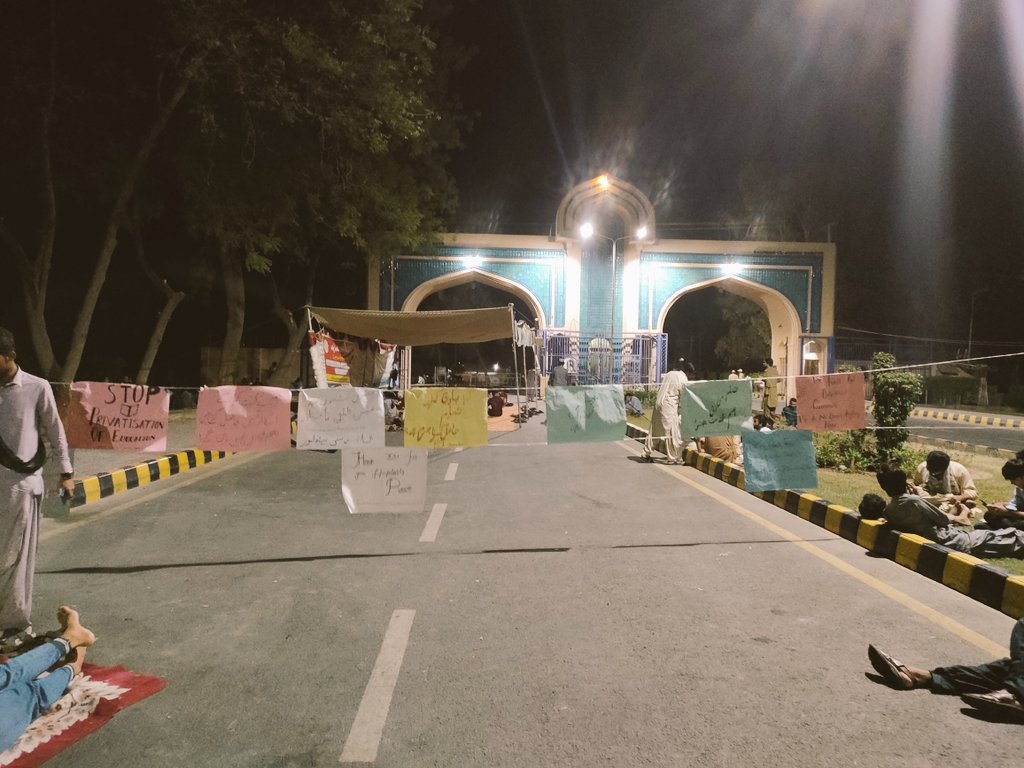 BSCUAF's tweet photo. میرے لاعمی کو  بھی اتنا علم ضرور تھا
مجھے کتابوں سے دور رکھنا کوئی حادثہ نہ تھا 
#NoFeesOnReserveSeatsInIUB 
#TokenHungerStrikeInIUB
@Senator_Baloch @hecpkofficial @sakhtarmengal @HamidMirPAK https://t.co/vJZ6kqazLv https://t.co/QxZW818B5u