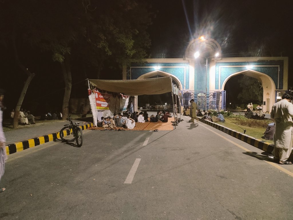 BSCUAF's tweet photo. میرے لاعمی کو  بھی اتنا علم ضرور تھا
مجھے کتابوں سے دور رکھنا کوئی حادثہ نہ تھا 
#NoFeesOnReserveSeatsInIUB 
#TokenHungerStrikeInIUB
@Senator_Baloch @hecpkofficial @sakhtarmengal @HamidMirPAK https://t.co/vJZ6kqazLv https://t.co/QxZW818B5u
