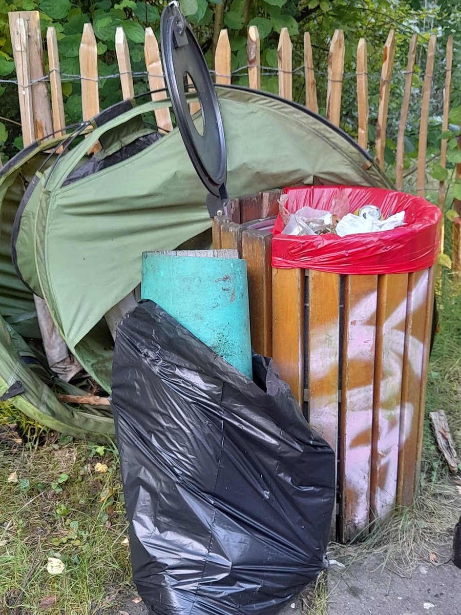 ClaireForet's tweet photo. Aller en groupe nettoyer un parc de ma commune. Résultat ? Quinze sacs poubelle de 30L remplis de cannettes, bouteilles en verre, plastiques, ⛍ de signalisation et meme une tente #Bruxelles #cleanwalking #Ecologie #ecolo https://t.co/No56AeZCzj