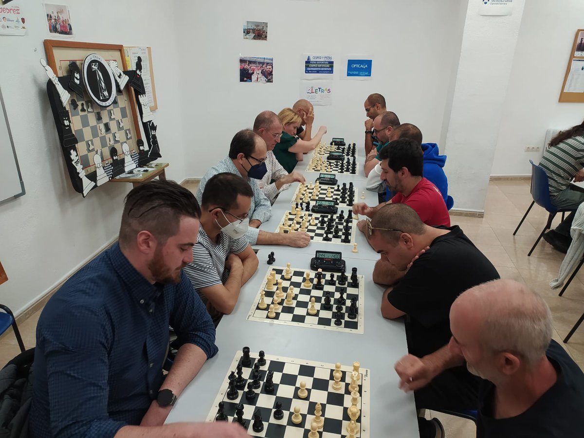 ¡Ambientazo esta tarde en el club! 

¿Te animas?

ajedrezlazubia.es