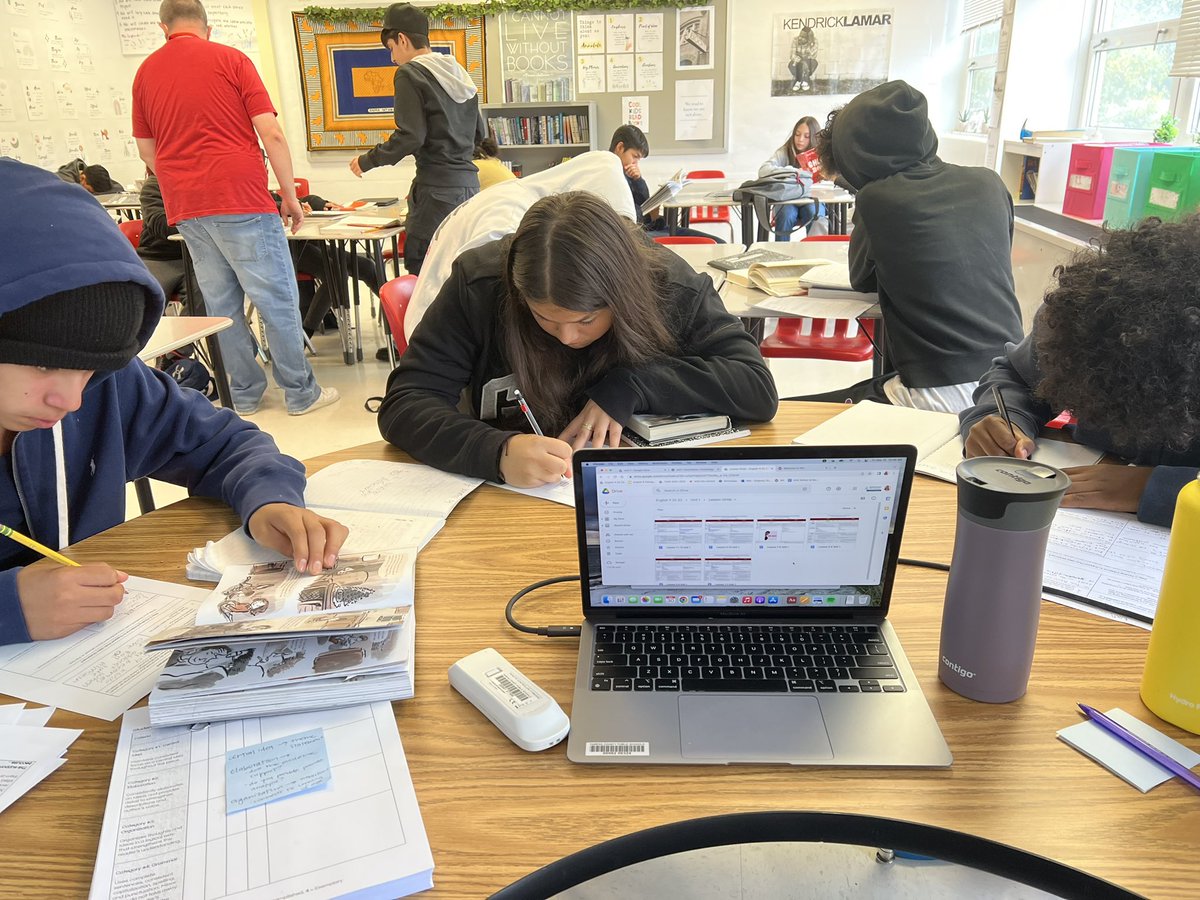 ms_englund's tweet image. Writing small groups happening in English 9!#AtomNation