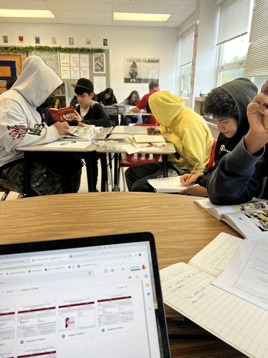 ms_englund's tweet image. Writing small groups happening in English 9!#AtomNation