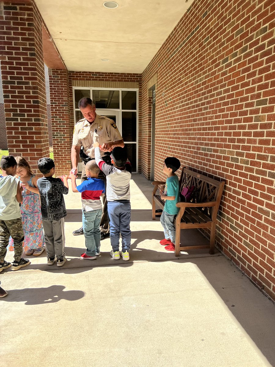 thelaurenellis's tweet photo. @IrondaleCom @Bert_Stewart685 ICS Popsicles with the SRO for our kiddos with perfect attendance since school started! Such a great way to celebrate. #ICSTrackStars https://t.co/ZyBdNVyPg0