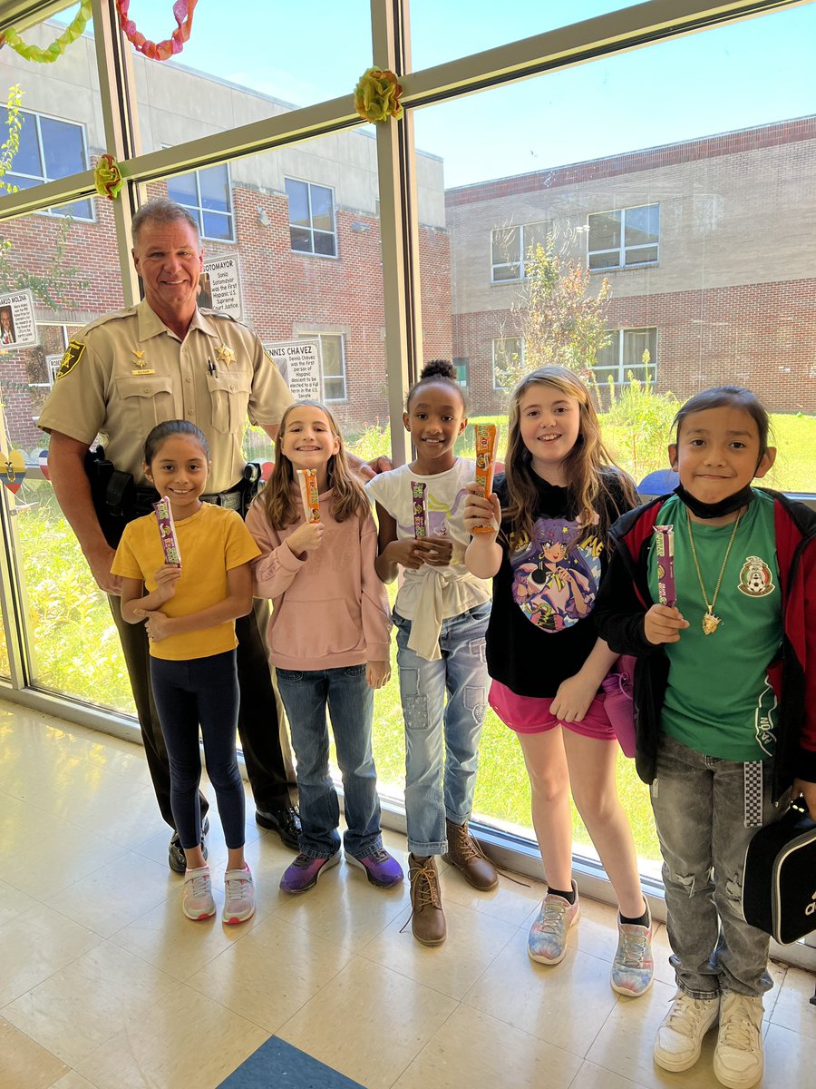 thelaurenellis's tweet photo. @IrondaleCom @Bert_Stewart685 ICS Popsicles with the SRO for our kiddos with perfect attendance since school started! Such a great way to celebrate. #ICSTrackStars https://t.co/ZyBdNVyPg0