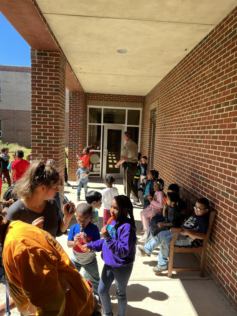 thelaurenellis's tweet photo. @IrondaleCom @Bert_Stewart685 ICS Popsicles with the SRO for our kiddos with perfect attendance since school started! Such a great way to celebrate. #ICSTrackStars https://t.co/ZyBdNVyPg0