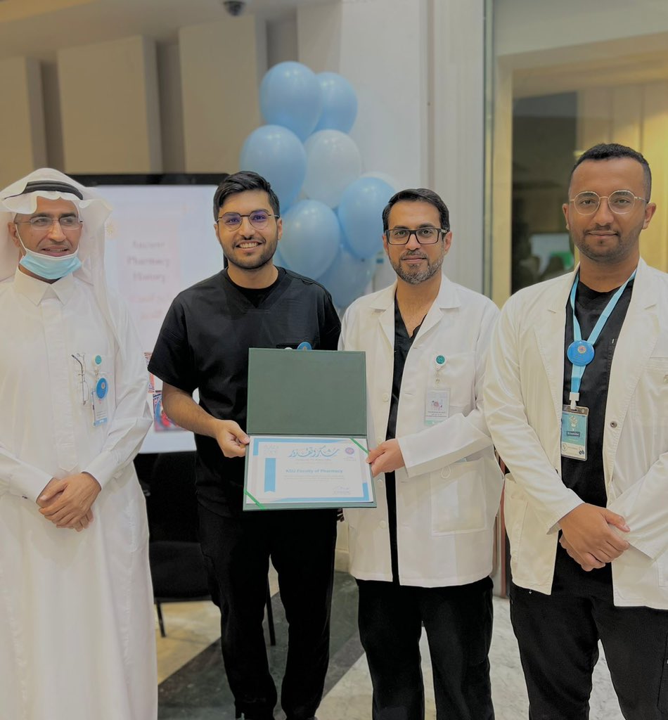 وتقديراً لمشاركة المبادرة في تفعيل #يوم_الصيدلي_العالمي لدى مستشفى الرعاية الوطني ، تم تكريم المبادرة من قبل مدير المستشفى الدكتور أحمد العنزي مشكورًا و بها أشاد على الجهود المبذولة في إنجاح هذا اليوم 🌟.
