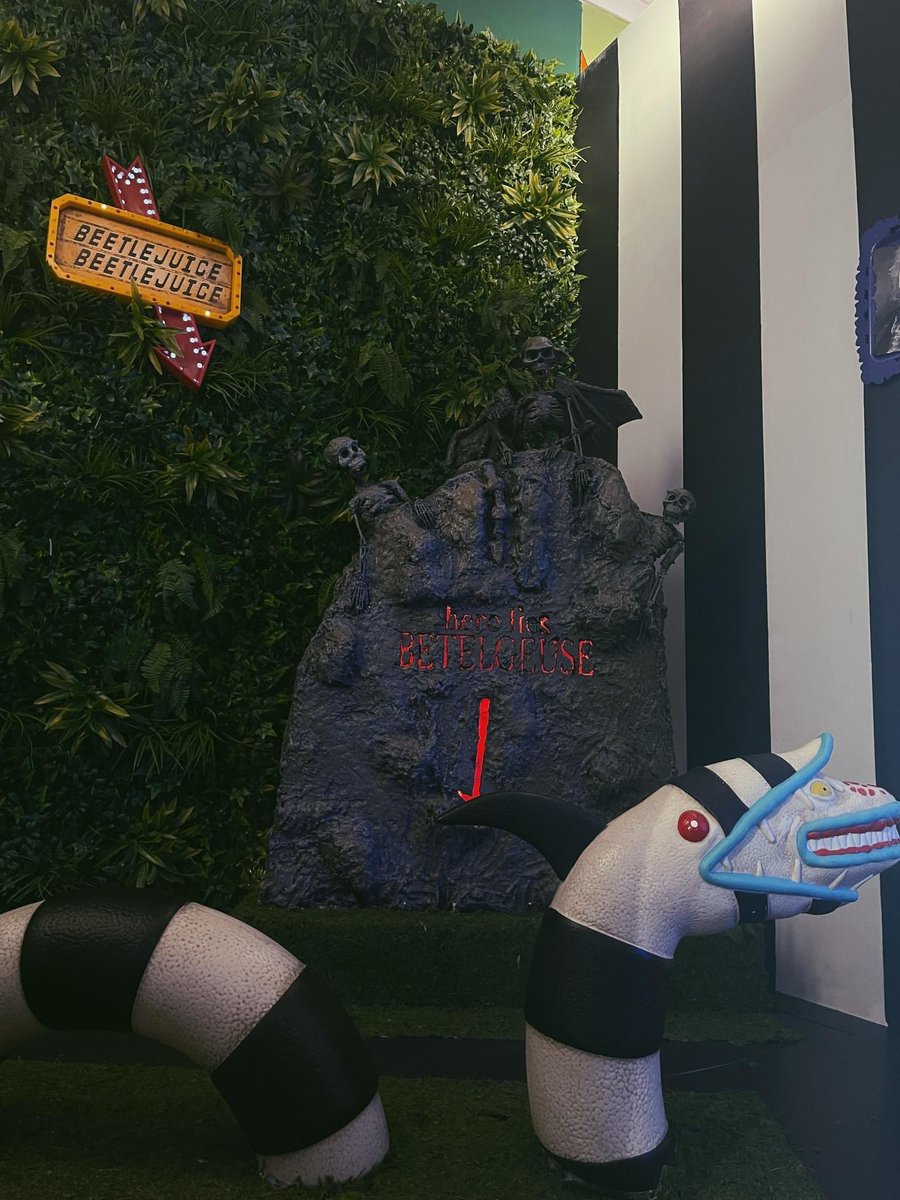 theillusionlex's tweet photo. BEETLEJUICE, BEETLEJUICE, BEETLEJUICE ๐ชฒ #HappyHalloween from @theillusionlex ๐๐ป check out our #spooky #selfiestudio and take a pic with our #sandworm and #Beetlejuiceโs tomb โจ #selfies #Smile #Halloween2022 #LexingtonFun #Funinlexky #Kentucky #HocusPocus2 #scarymoviemonth https://t.co/Kwpv0PIB5k