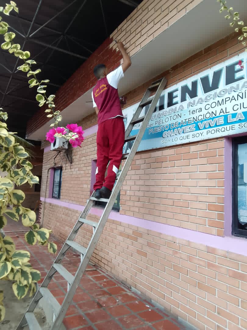 paczea2022's tweet photo. #30SEP22, Efectivos de la FANB adscritos al *3er Plton 1era. Cía. D-222 (Peaje de Zea).* GNB en el Edo. Mérida, continúa jornada de mejoras pintando la fachada externa de esta unidad militar, brindando bienestar.
#Zodi22Merida
@Redi_andes
@GnbGaranteDePaz https://t.co/DIqeGbuzeA