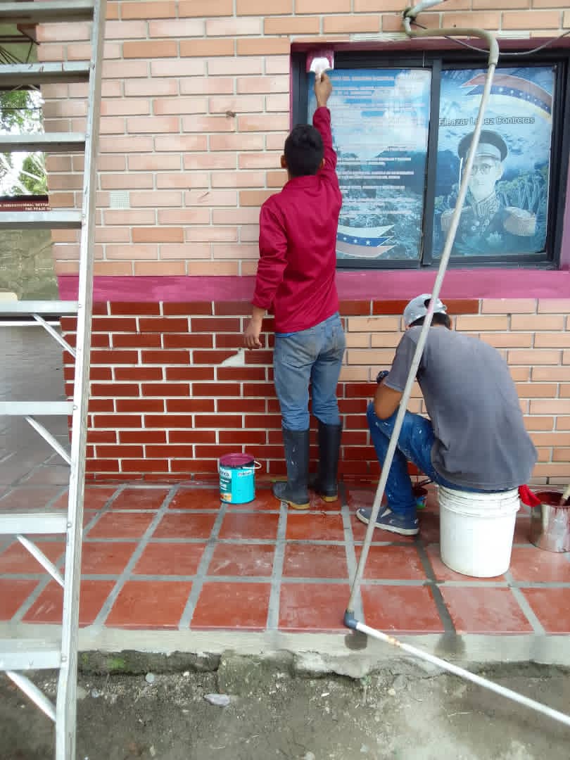 paczea2022's tweet photo. #30SEP22, Efectivos de la FANB adscritos al *3er Plton 1era. Cía. D-222 (Peaje de Zea).* GNB en el Edo. Mérida, continúa jornada de mejoras pintando la fachada externa de esta unidad militar, brindando bienestar.
#Zodi22Merida
@Redi_andes
@GnbGaranteDePaz https://t.co/DIqeGbuzeA