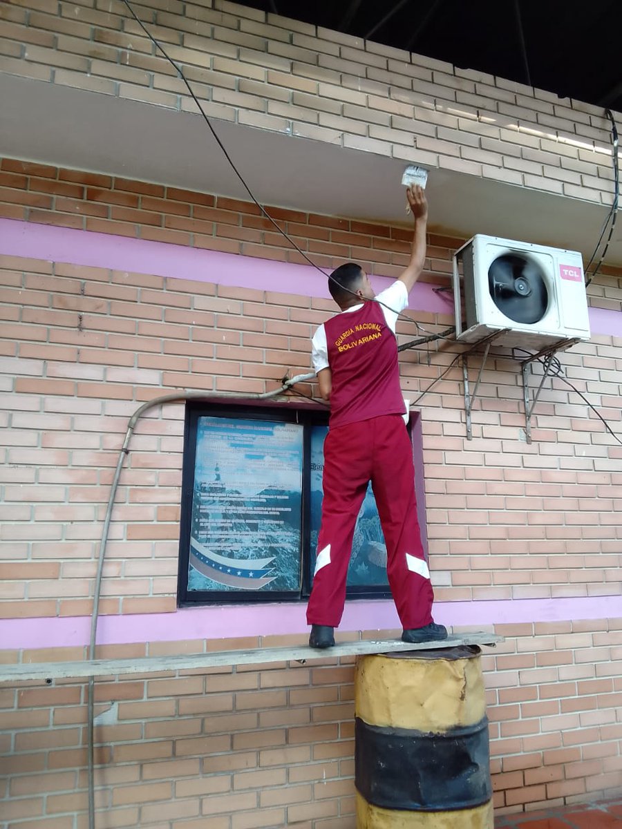 paczea2022's tweet photo. #30SEP22, Efectivos de la FANB adscritos al *3er Plton 1era. Cía. D-222 (Peaje de Zea).* GNB en el Edo. Mérida, continúa jornada de mejoras pintando la fachada externa de esta unidad militar, brindando bienestar.
#Zodi22Merida
@Redi_andes
@GnbGaranteDePaz https://t.co/DIqeGbuzeA