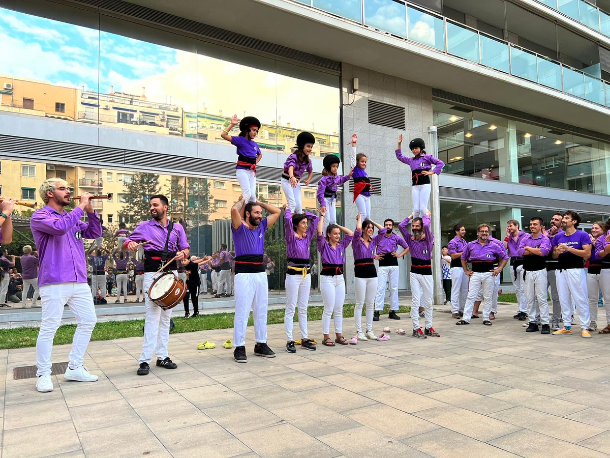 🥳Comença la Festa Major de l'#EsquerraEixample als Jardins de Rosa Deulofeu.
L'acte ha arrencat amb la presentació de Joan Vey, president de l'<a href="/AVVEsqEixample/">AVV Esquerra Eixample - 1974...2021...seguim</a>, i amb l'actuació dels <a href="/esquerdats/">Colla Castellera de l’Esquerra de l'Eixample</a>.👏Fins i tot la pregonera <a href="/BrigittaLamoure/">Brigitta Lamoure</a> s'ha animat a fer castells!