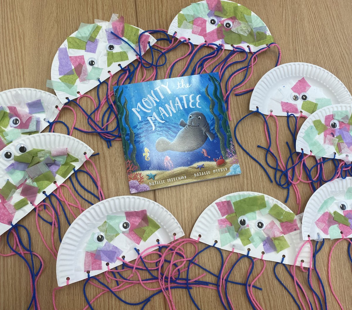 Jellyfish and “Monty the Manatee” for Thursday Friends this week 🪸🐚🌊 #dragonsread #storytime