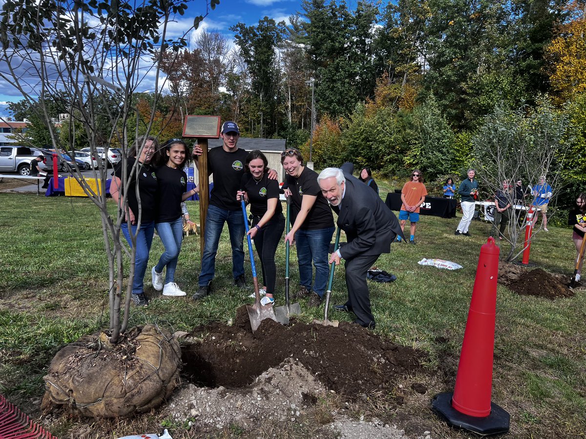 SNHUOnCampus's tweet photo. Earlier this week, @snhuprez, the Environmental Club and the Office of Sustainability joined together for the Sustainability Awareness Tree Project that saw the planting of five autumn brilliance serviceberry trees. https://t.co/ChA0ijEzm8
