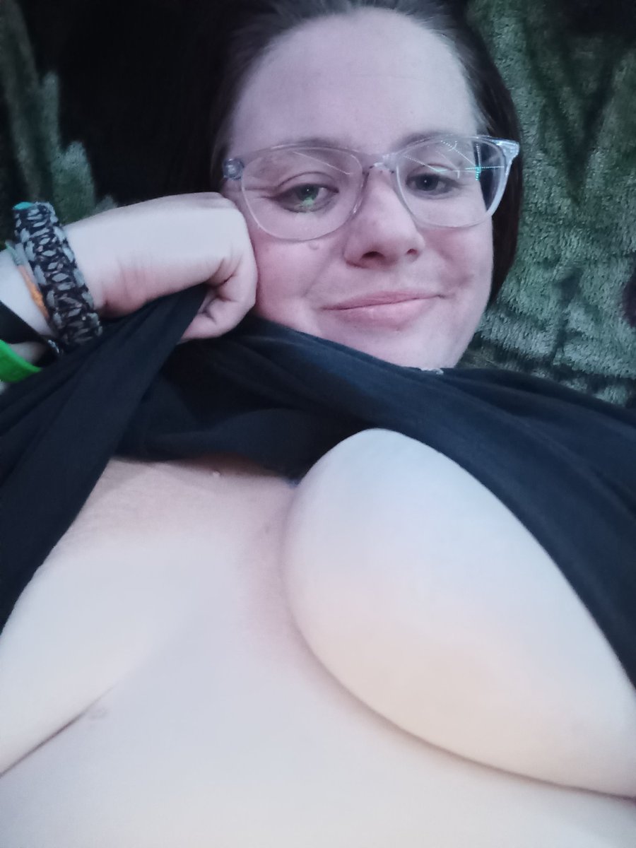 purplemonkey8me's tweet photo. A lil fish Friday fun don't forget to check out the spicy link on profile to subscribe and see more #bigtitsmoms #bigtitmom #milf #Spicy https://t.co/We8vFxcno9