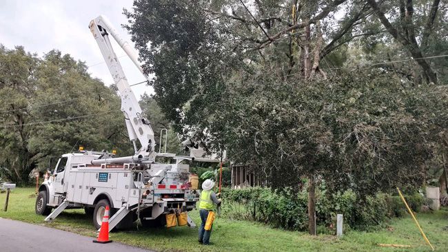 Our workforce of 10,000 strong has made steady progress, restoring power to more than 650,000 customers in Florida so far. About 430,000 customers are still without power. Crews are working quickly to get everyone back on safely. Latest info: spr.ly/6016MbyeG #Ian