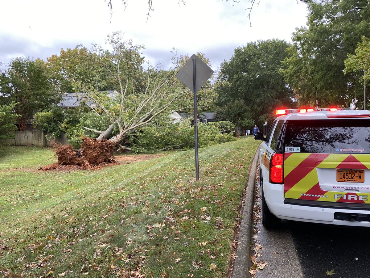 bhallphotog's tweet photo. Tree down on a townhome on Regents Park Lane in @greensborocity …@WFMY @wfmyweather @TimBuckleyWX @gracesholland https://t.co/0qwOm5H2sF