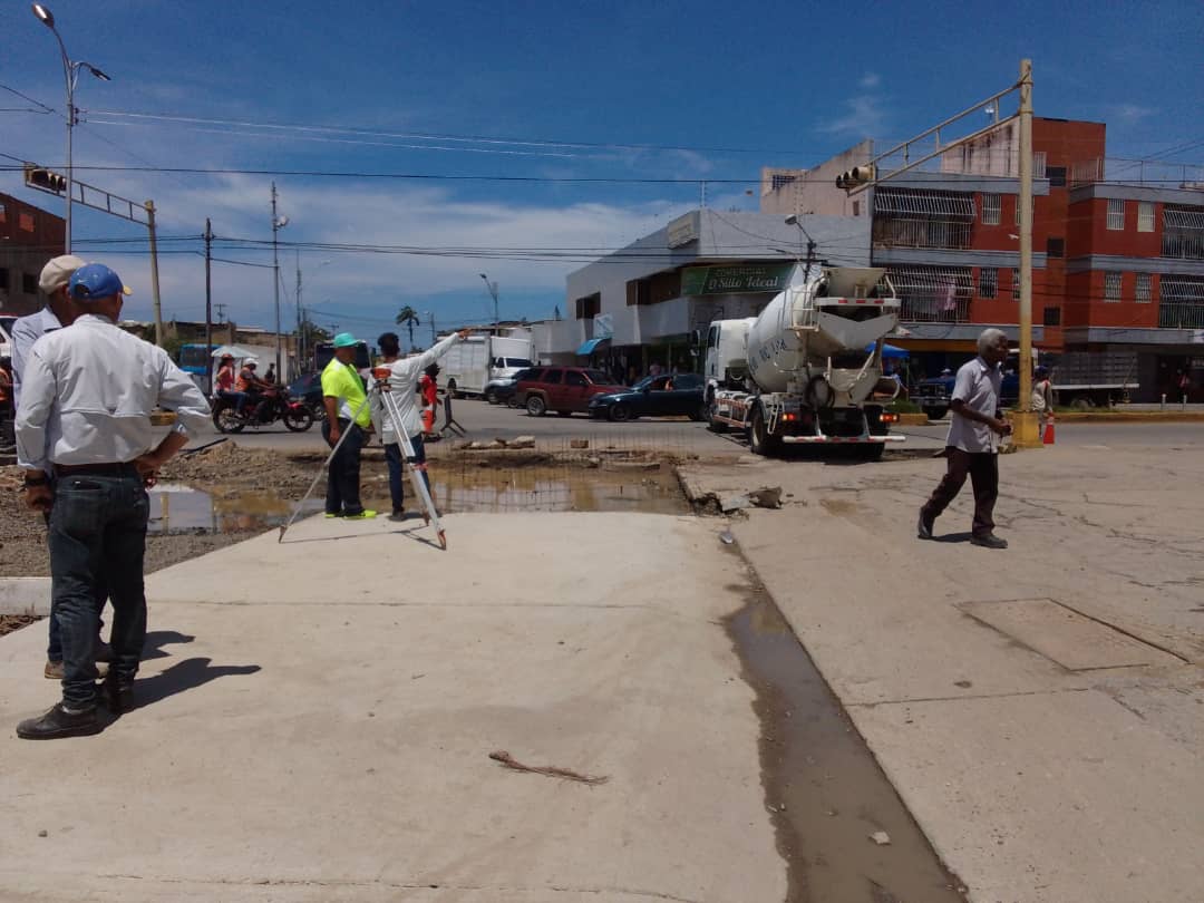 A fin de garantizar bienestar a los cumaneses, los ingenieros de SERVISUCRE continúan los trabajos  de vaciado de concreto en la batea de Las 4 Esquinas, para corregir los desniveles de drenajes de agua servidas y las fugas de agua potable. 

@GPintoVzla

#ElOrinocoYElMagdalena
