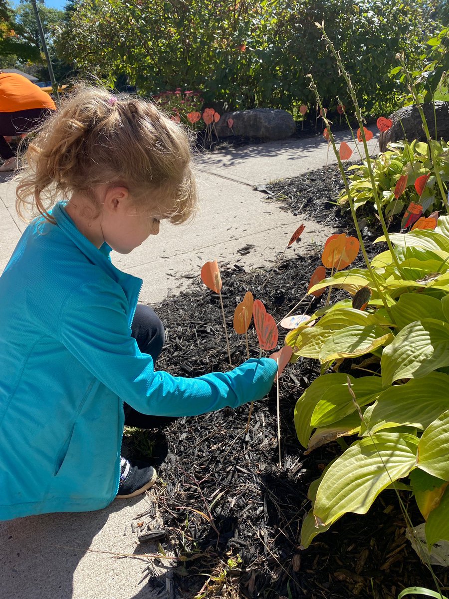 MundysBayPS's tweet photo. Our youngest take time to plant some love for all children. #TruthAndReconciliation #everychildmatters #bethechange @SCDSB_Schools https://t.co/BOrPIdrRO6