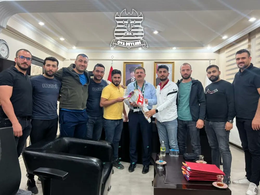 Ova Beyleri Taraftar grubu olarak Vali/Belediye Başkanvekili Sayın Hüseyin Engin SARIİBRAHİM Bey'i ziyaret ettik. 

Kendisine hoş sohbeti için teşekkür ederiz.

<a href="/sariibrahim_h/">H. Engin Sarıibrahim</a> <a href="/igdirvaliligi/">T.C. Iğdır Valiliği</a> <a href="/igdirbelediye/">Iğdır Belediyesi</a>