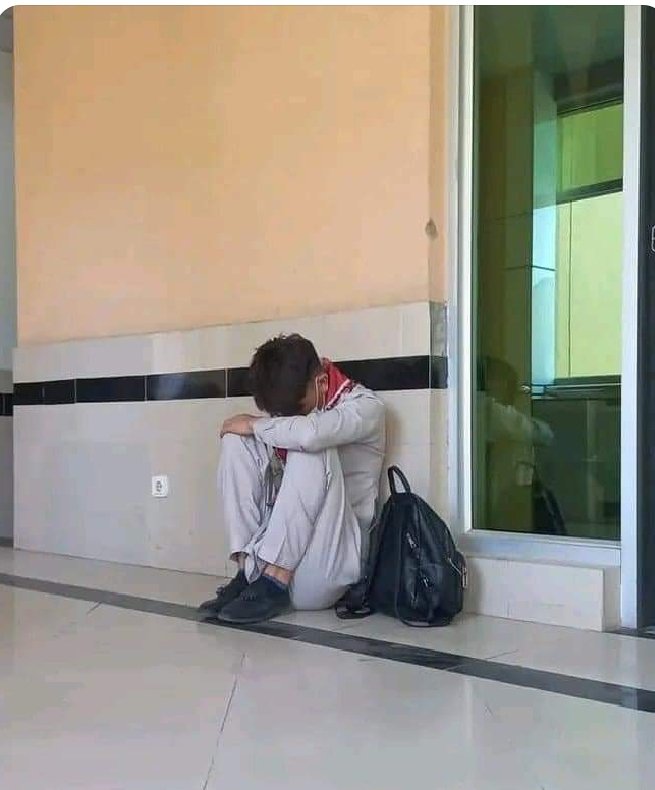 A brother waiting outside the ICU, holding his injured sister's bag after the Kabul blast. The most heart breaking picture.💔
#KABULBLAST 
#Shiagenocide