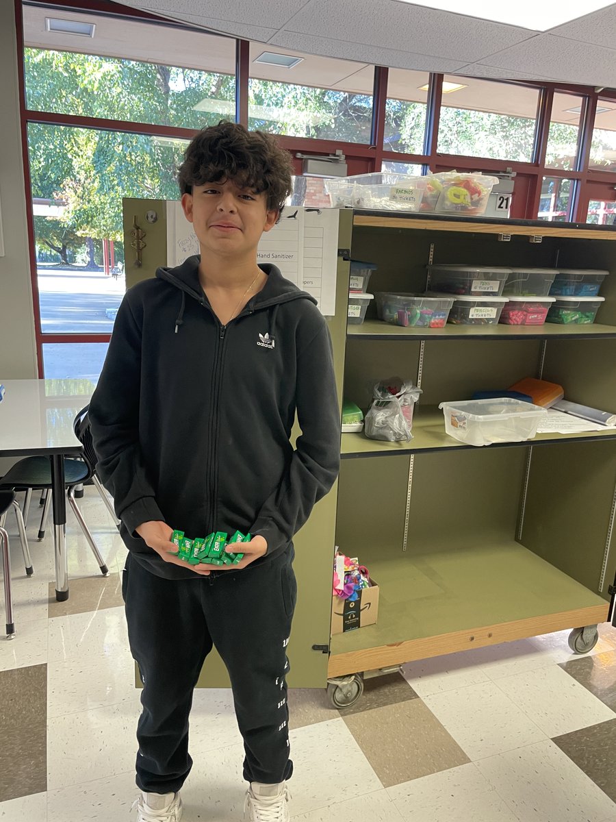 HGmrslong's tweet photo. Today was 8th grade SOAR store @HockerGroveMS. Some weeks you spend 100 SOAR tickets to buy 10 packs of gum - OR - you save up and buy a $10 gift card! Enjoy that Chipotle Jake! 😉 @theSMSD #OneShawneeMission #OneHG https://t.co/MlnqUhUW7K