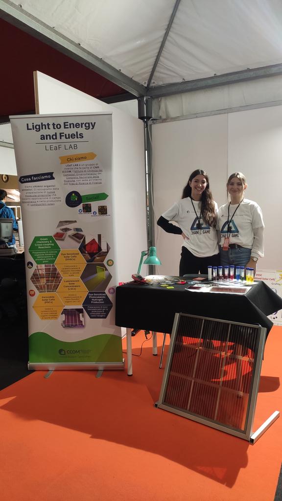 LabLeaf's tweet photo. Cambio della guardia allo stand!
ร il turno di @XheilaYzeiri e @Rossell24969144 !
#nottecnr @CNRsocial_ @brightnightIT https://t.co/JrHSIpy5dg