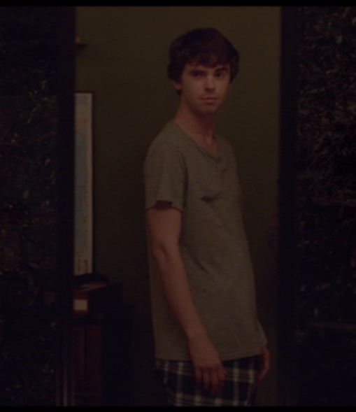 prayers4Bom's tweet photo. #WhoLetThisDorkOut
#DumbLittleMopHead
#SuchTerriblePosture
#TskTsk #Idiot 
#FreddyFriday #AlmostFriends
#FreddieHighmore https://t.co/9KlnXYyL7Q