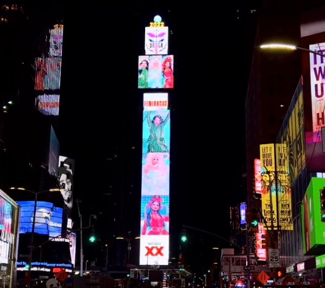 humakyle's tweet photo. Estoy llore y llore. Nunca imaginé que iba a estar proyectado en el Times Square en New York, soy tan feliz de estar cumpliendo los sueños que me acompañan desde que era un pequeño niñx. Gracias a @Lamasdraga  por estar cumpliendo todo mis sueños …🥺😭💜 https://t.co/f6fd4fOlwZ