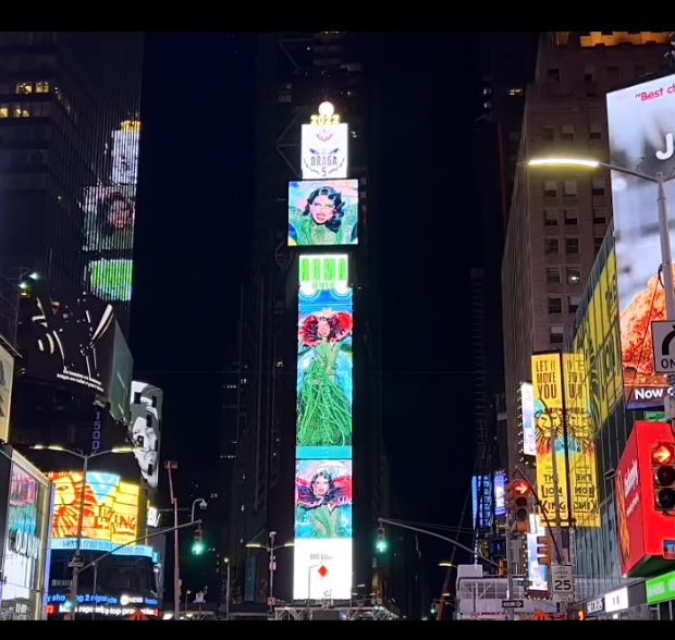 humakyle's tweet photo. Estoy llore y llore. Nunca imaginé que iba a estar proyectado en el Times Square en New York, soy tan feliz de estar cumpliendo los sueños que me acompañan desde que era un pequeño niñx. Gracias a @Lamasdraga  por estar cumpliendo todo mis sueños …🥺😭💜 https://t.co/f6fd4fOlwZ