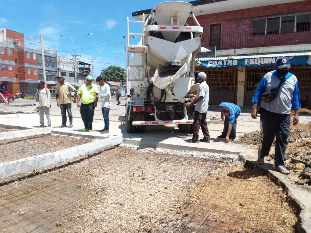 #Importante | Brigadistas de SERVISUCRE continúan trabajando con el vaciado de concreto para resolver la problemática de drenaje de aguas servidas y las fugas de agua potable en Las 4 Esquinas ubicado en Cumaná.

@GPintoVzla
<a href="/Echeverria_psuv/">Santiago Echeverria</a>
<a href="/NicolasMaduro/">Nicolás Maduro</a>

#ElOrinocoYElMagdalena