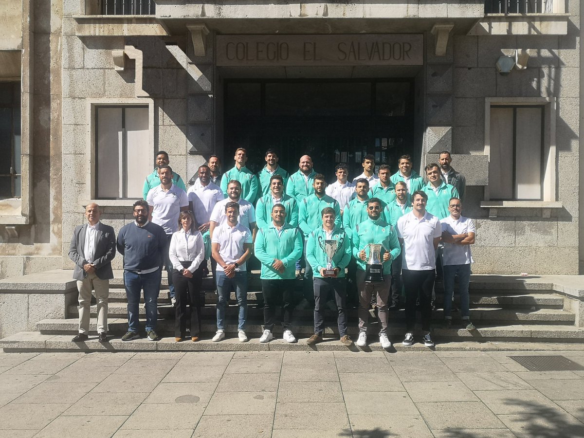 Chami_Rugby's tweet photo. 🏛️Hoy hemos vuelto a nuestros orígenes, a la entrada del Colegio El Salvador, donde en 1960 nació nuestro Club, para posar con la #CopaRugby22🏆 y recordar nuestros orígenes
🏳️🏴#UnClubComoNinguno https://t.co/dtJEwSl13b