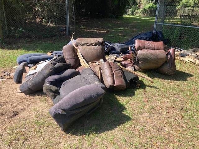 mydistrict4's tweet photo. 🧹 Escambia County is pleased to announce over 62 tons (124,000 pounds) of debris were collected from District 4 neighborhood cleanups held in August 2022 in the North Davis and Ferry Pass communities.

👀👉 Read more: https://t.co/NMoyId643p https://t.co/iCjNKUh87S