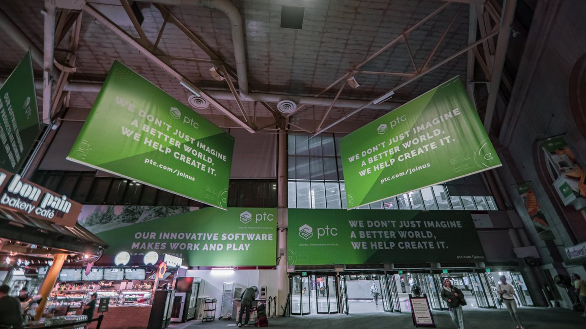 lifeatPTC's tweet image. We think green is flattering on South Station. How about you? If you travel through, keep an eye out! #DigitalTransformsPhysical 😍