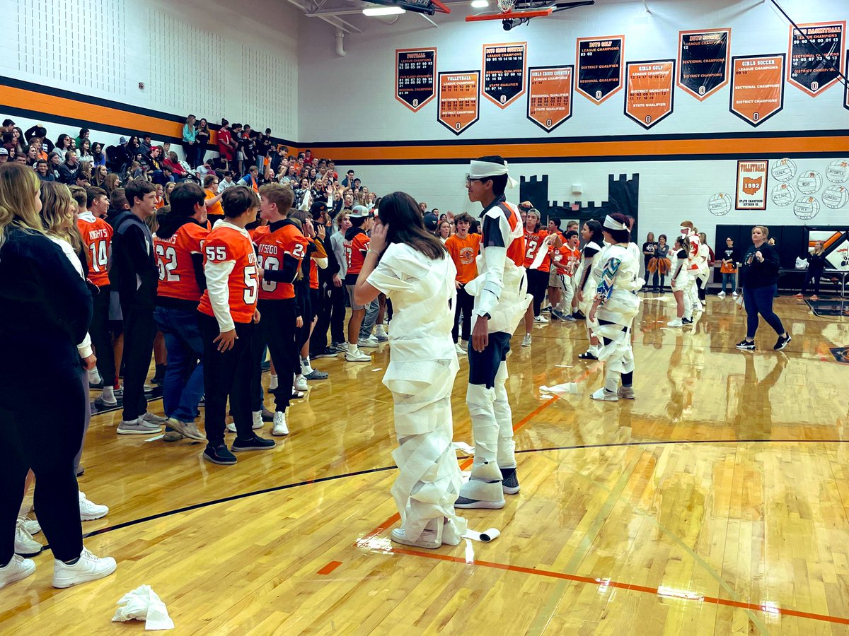 TeenTeacherLA's tweet photo. We have a lot of fun here! 🧡🖤🧡

#OtsegoKnights #PepAssembly #SpiritWeek #GoKnights #HomecomingAssembly https://t.co/MvrxFW66x1
