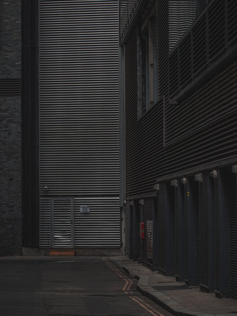 30.09.2022 - An alley. - 📸 Gear: #CanonT7i // #85mm 📍 Location: #London 💻 Edit: #lightroom - #architecture #archivetwt #photo #photoofday #London #architectural #BuildingAwards2022 #photographer #bnw #streetphotography #Photo_Folio #photograph