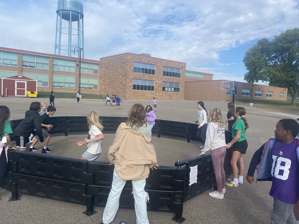KnophsKids's tweet photo. Beautiful weather and 100% class score on our vocab quiz (thanks @EDUProtocols) called for some extra time outside. #knophskids #EDUProtocols https://t.co/gg6i1Rr7tE