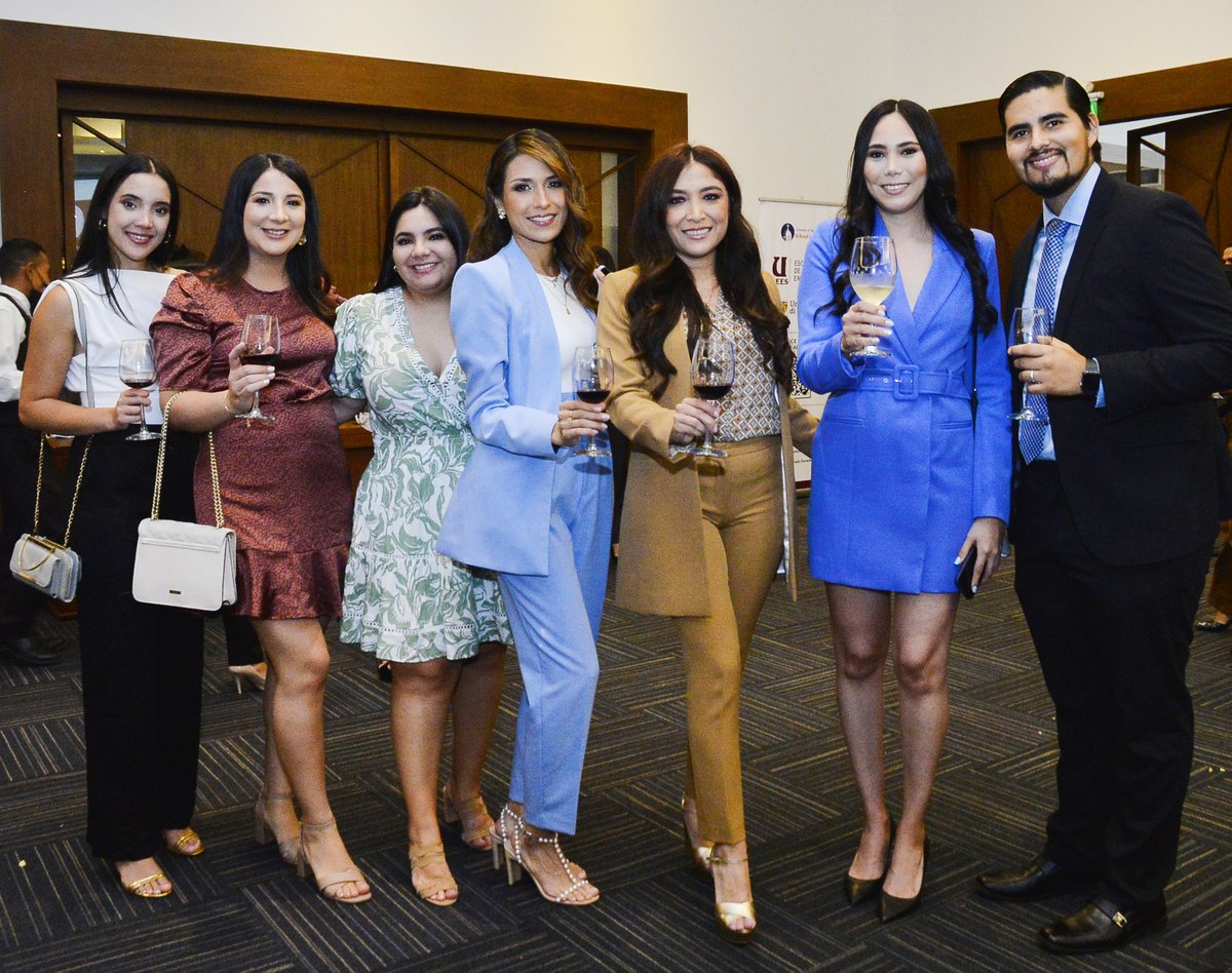uees_ec's tweet photo. 📃🥂
Firma de actas y brindis de los futuros graduados de @PostgradoUEES, @esai_ec, @PostDerechoUEES y @uees_online.
¡Felicidades! 👏🏼
Los esperamos para la graduación. 👩🏻🎓🎓
#OrgullosamenteUEES #UEESGrad #PostgradoUEES https://t.co/uW520CeN9m