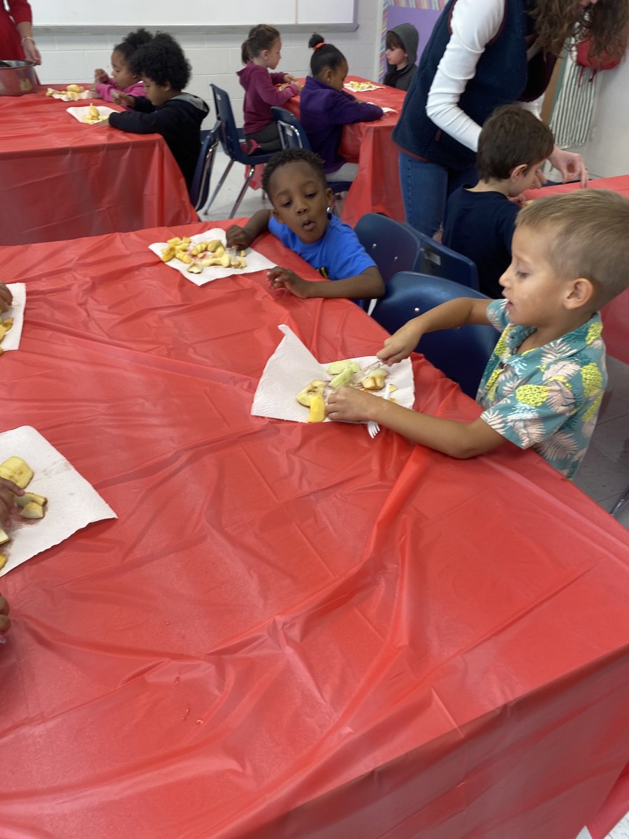 MrsHardyGVESK's tweet photo. We enjoyed baking apples in our ⁦@GreenValleyElem⁩ kitchen this week! ⁦@HooverSchools⁩ ⁦@SteamWillcox⁩ https://t.co/oqcG28SS8N