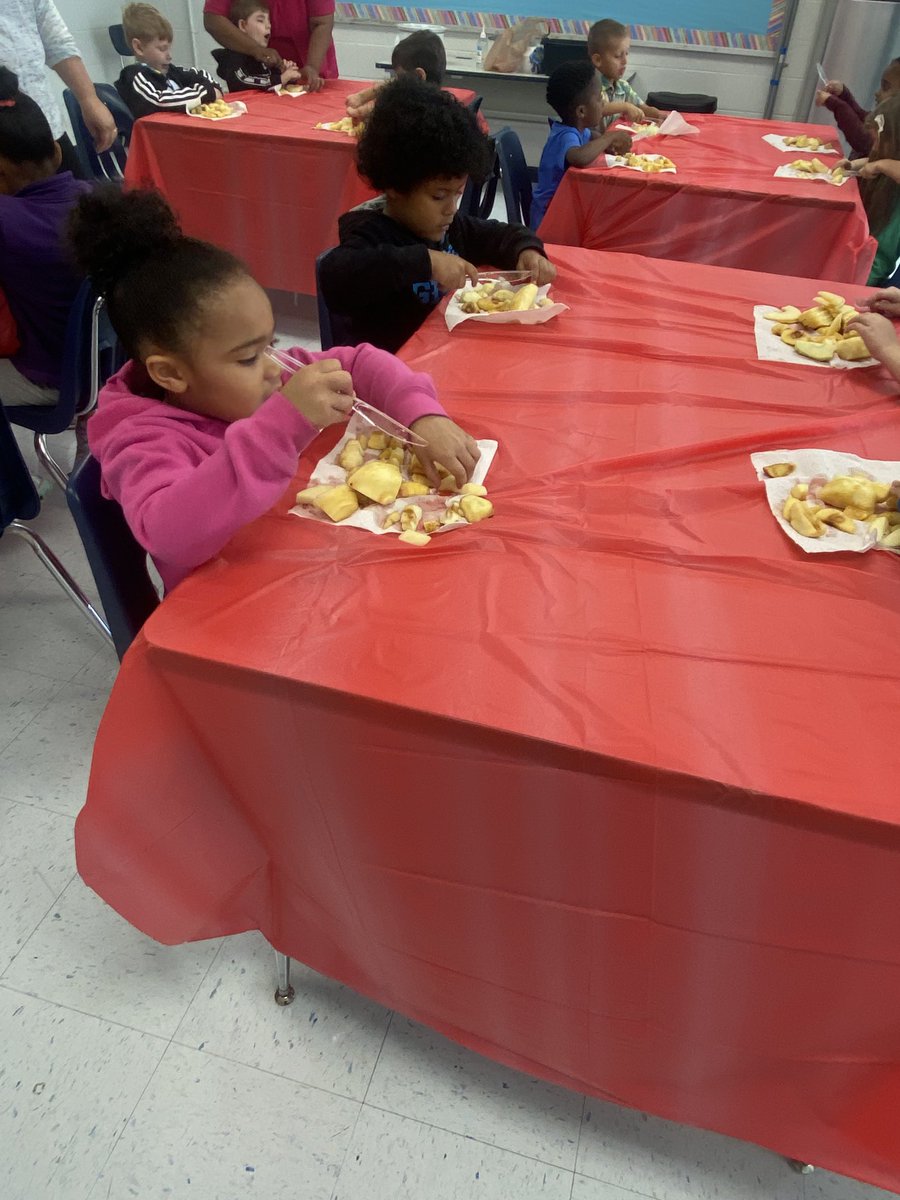 MrsHardyGVESK's tweet photo. We enjoyed baking apples in our ⁦@GreenValleyElem⁩ kitchen this week! ⁦@HooverSchools⁩ ⁦@SteamWillcox⁩ https://t.co/oqcG28SS8N