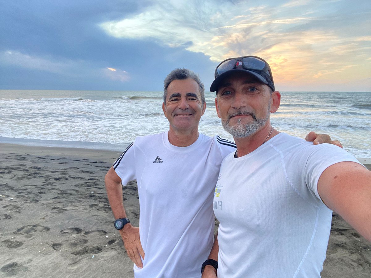 TriathBlade's tweet image. Aperitivo con prosecco e stuzzichini fatto🥂, stiamo togliendo dal forno un dentice da 1.1kg  con le patate, ma prima di ciò... guai se non avessimo corso al tramonto di fronte a questo bel mare molto nervoso.
@772master