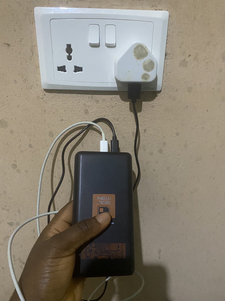 MedNorms's tweet image. #EngineeringTwitter pls can I charge my phone through my power bank and charge my power bank at the same time 🥹 
My charger head is bad, my power bank is low and NEPA just gave us light
