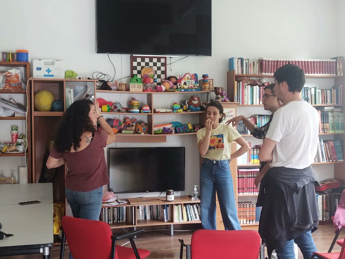 LaPonte2's tweet photo. Hemos pasado una tarde maravillosa. En la actividad #LivingLibraries #BibliotecasHumanas l@s vecin@s de #Villanueva nos han contado sus recuerdos, vivencias e historias. Como libros abiertos.
🥰🧑💚📖🧔🏼
#Youthformemories https://t.co/G6CWD3Bnss