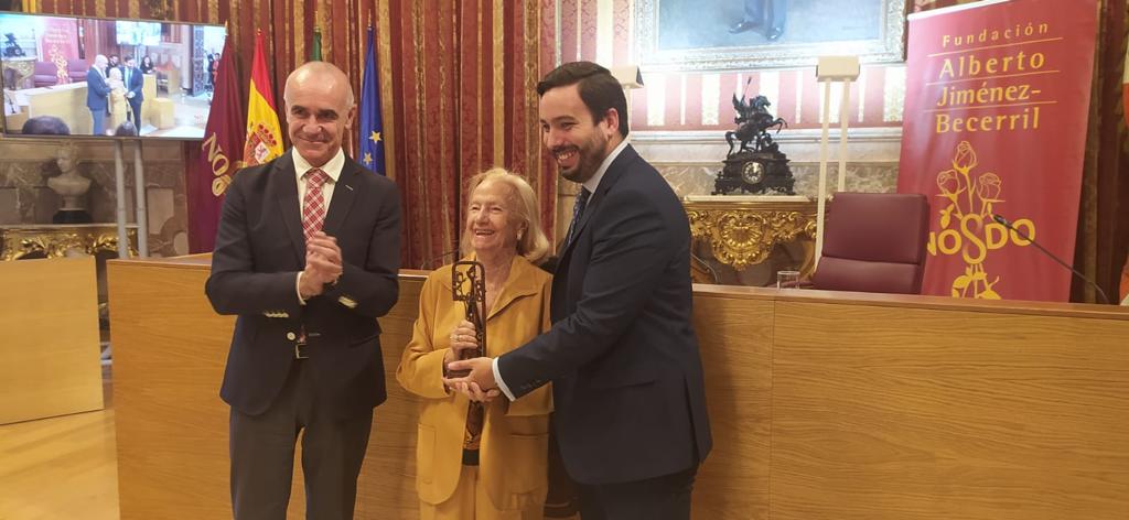 Hoy Teresa Barrio, madre de Alberto Jiménez-Becerril, ha recibido el VIII Premio Contra el Terrorismo del <a href="/Ayto_Sevilla/">Ayuntamiento de Sevilla</a>, con mención para Concepción López Barrera. Un beso enorme y muchas gracias por  preservar la memoria, la dignidad y la justicia de las víctimas.