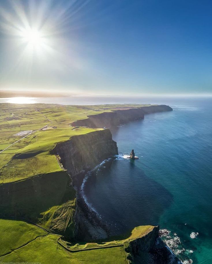 gauthie74757302's tweet photo. Magnificent view of the Cliffs of Moher at sunset in Ireland 🇮🇪💚🧡💙 https://t.co/cpIpPO1TJc